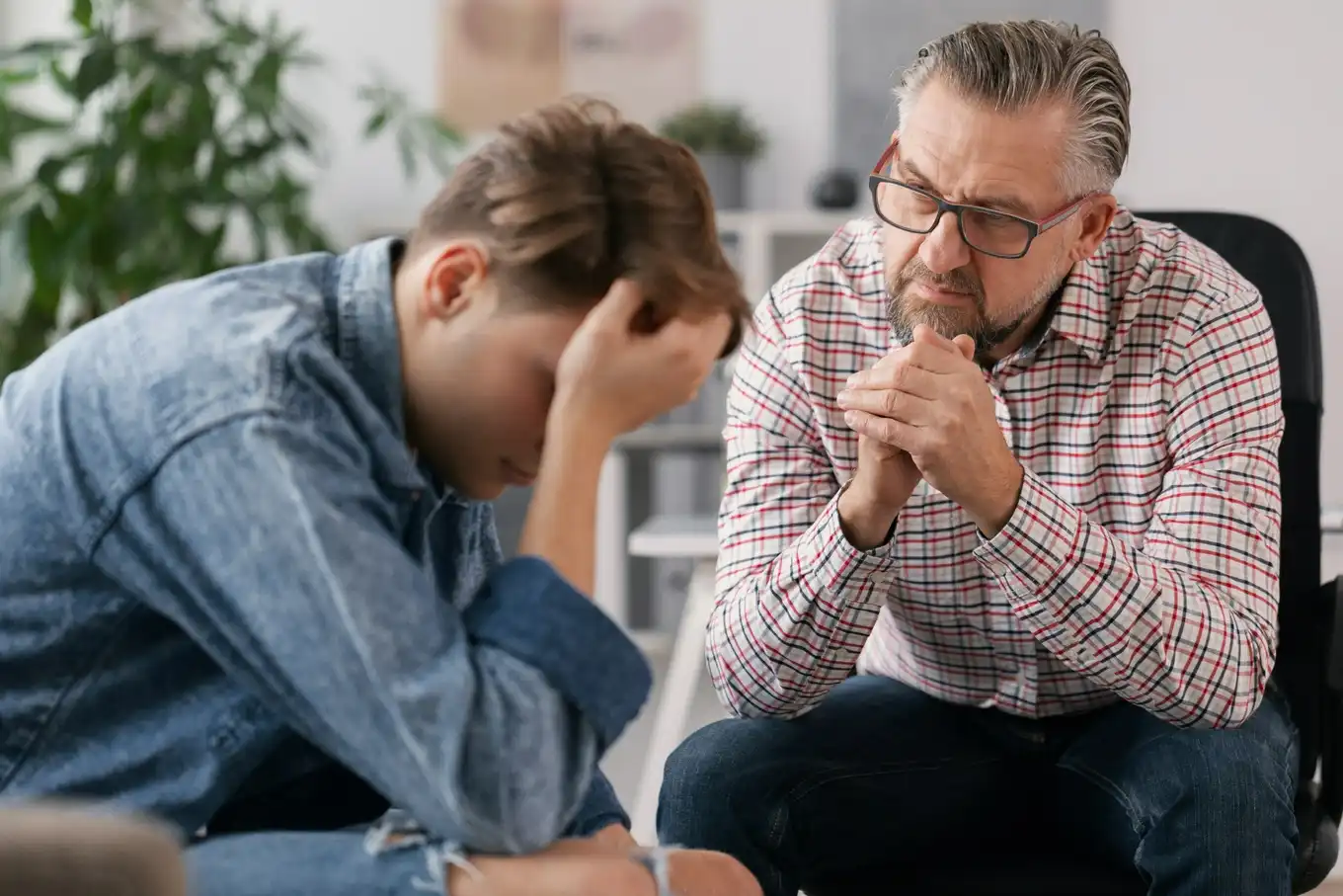 ojciec rozmawiający z synem