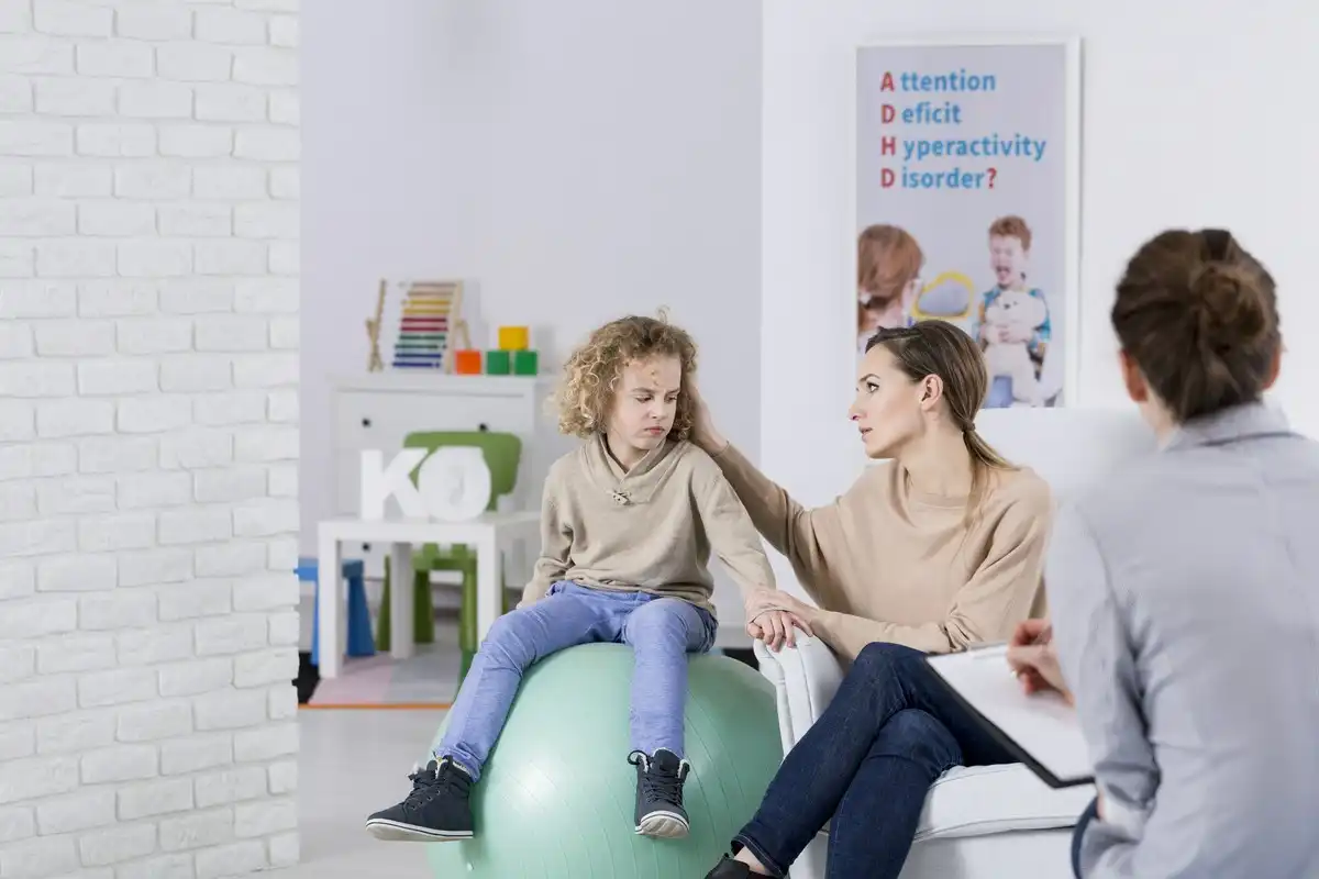 chłopiec z ADHD w gabinecie psychologa